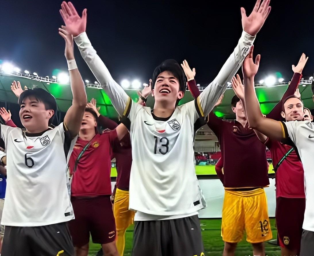 球友会-U23国足更衣室疯狂！全员舞姿曼妙，主帅上桌怒吼，对手强忍泪水