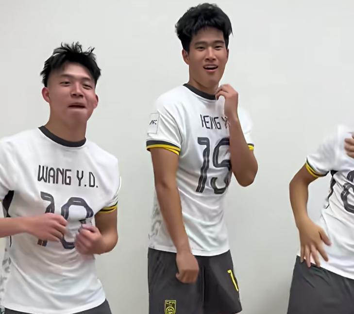 球友会-U23国足更衣室疯狂！全员舞姿曼妙，主帅上桌怒吼，对手强忍泪水