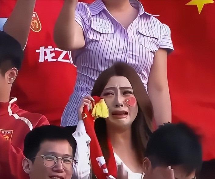 球友会-U23国足更衣室疯狂！全员舞姿曼妙，主帅上桌怒吼，对手强忍泪水