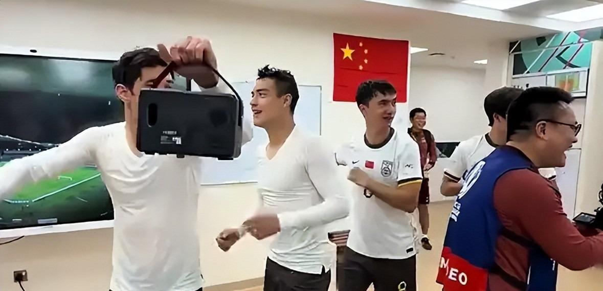 球友会-U23国足更衣室疯狂！全员舞姿曼妙，主帅上桌怒吼，对手强忍泪水