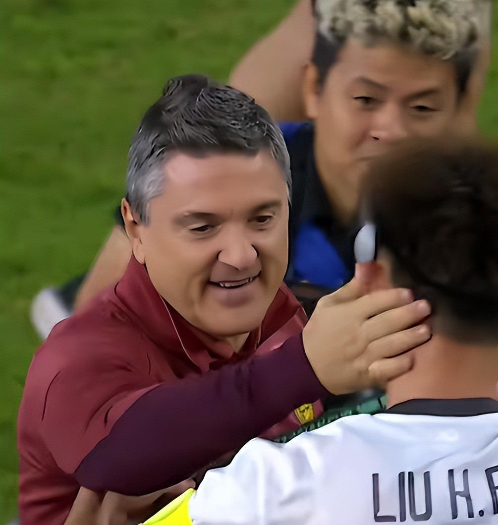 球友会-U23国足更衣室疯狂！全员舞姿曼妙，主帅上桌怒吼，对手强忍泪水