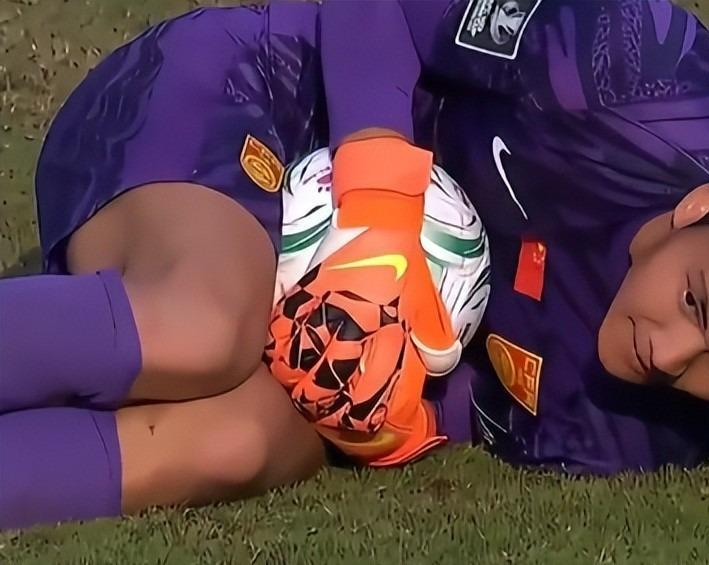 球友会-U23国足更衣室疯狂！全员舞姿曼妙，主帅上桌怒吼，对手强忍泪水