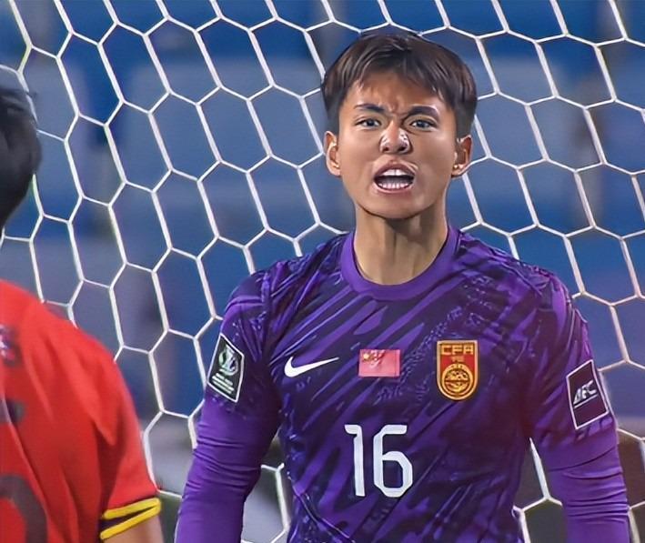 球友会-U23国足更衣室疯狂！全员舞姿曼妙，主帅上桌怒吼，对手强忍泪水