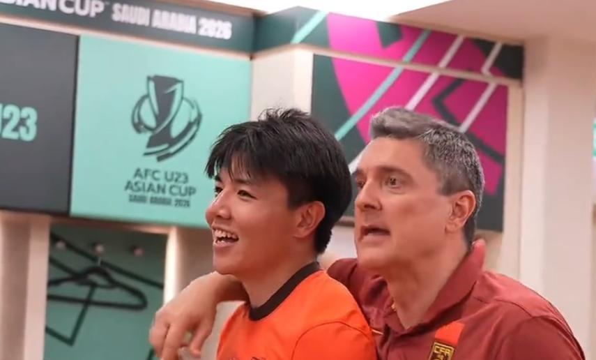 球友会-U23国足更衣室疯狂！全员舞姿曼妙，主帅上桌怒吼，对手强忍泪水